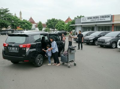 Cari rental mobil terdekat Cirebon? Aszka Rent Car siap jemput gratis di Stasiun & Hotel. Armada MPV hingga Hiace lengkap, bisa pake sopir asli lokal yang berpengalaman.
